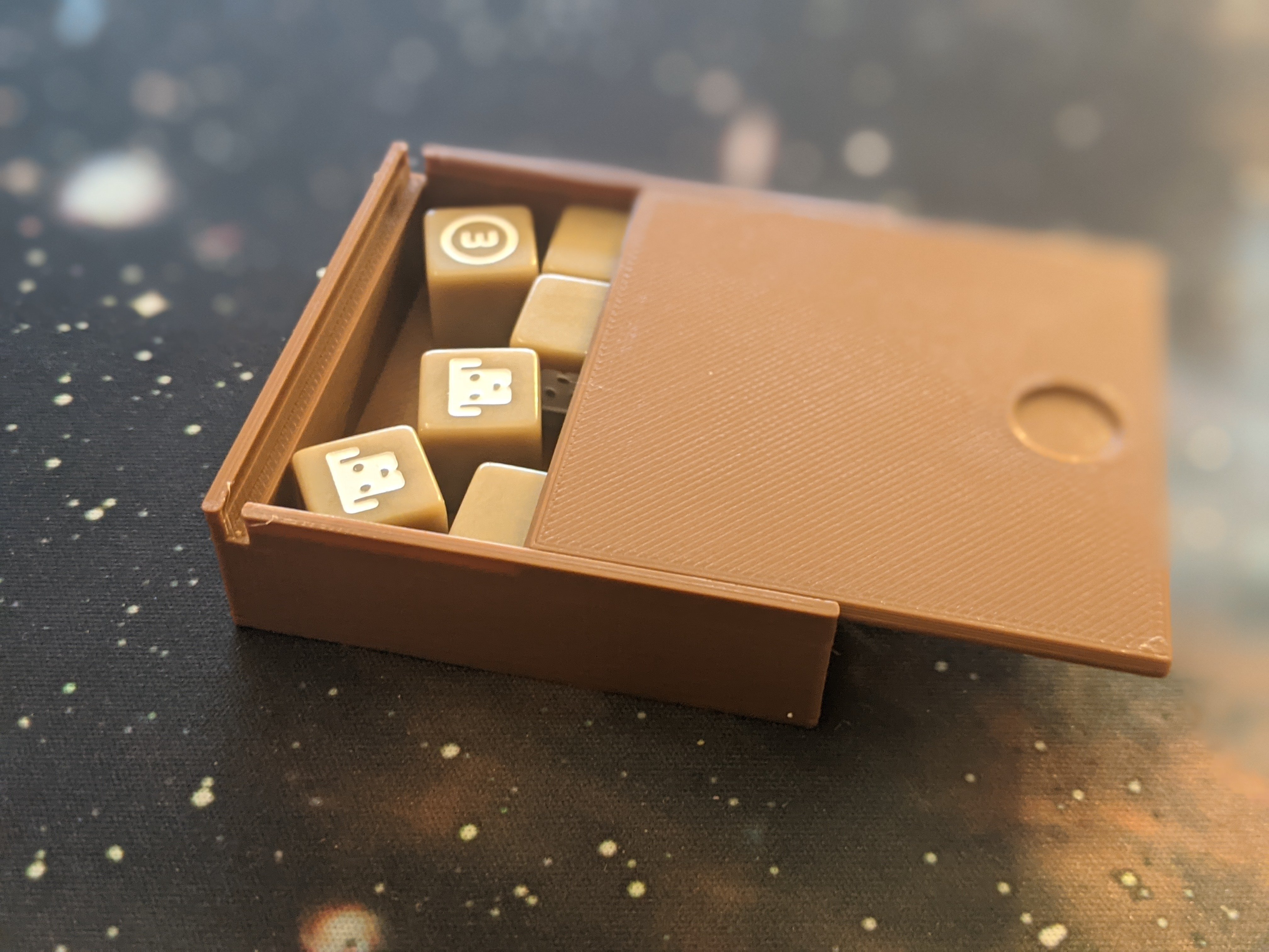3D print Cubitos Dice Box and Card Display・Cults