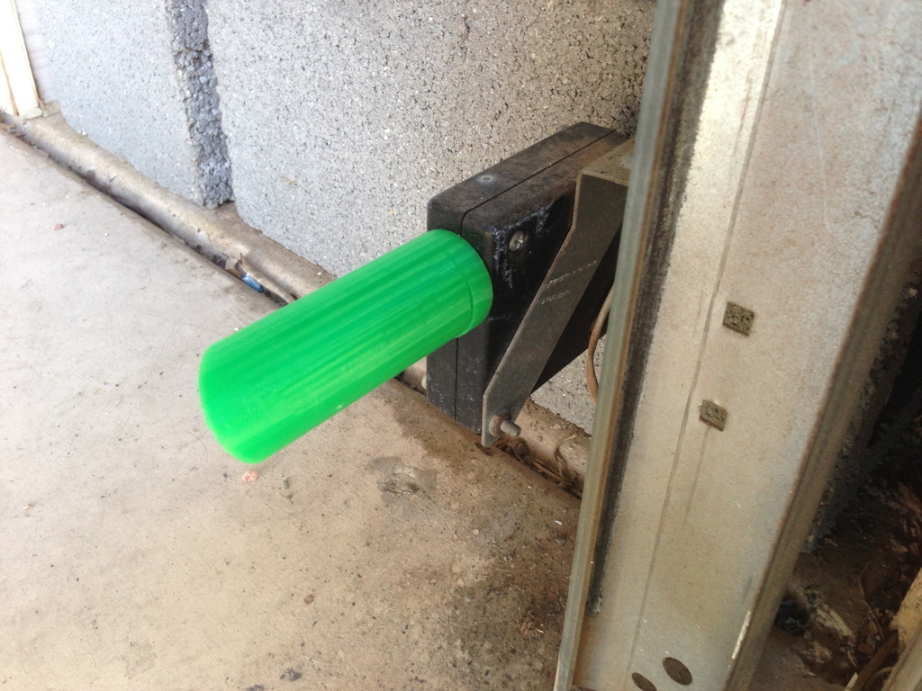 Free 3D file Garage Door Sensor Sun Shield 🚪 ・3D print model to