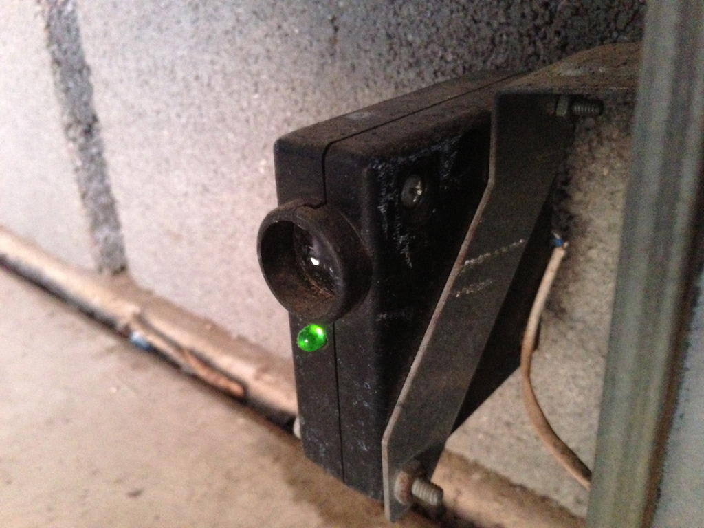 Free 3D file Garage Door Sensor Sun Shield 🚪 ・3D print model to