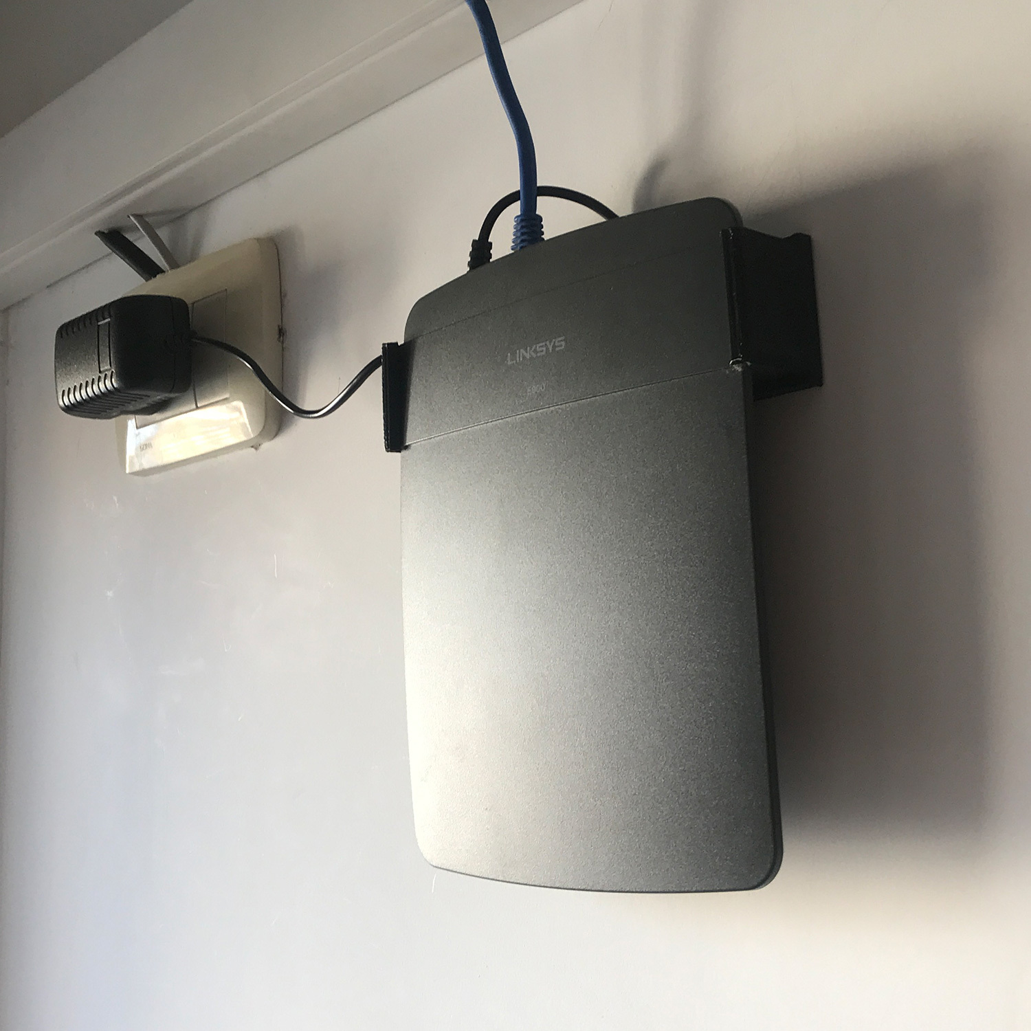 🏠 Wall mount for Wi-Fi router Linksys E900・ STL File for ・Cults