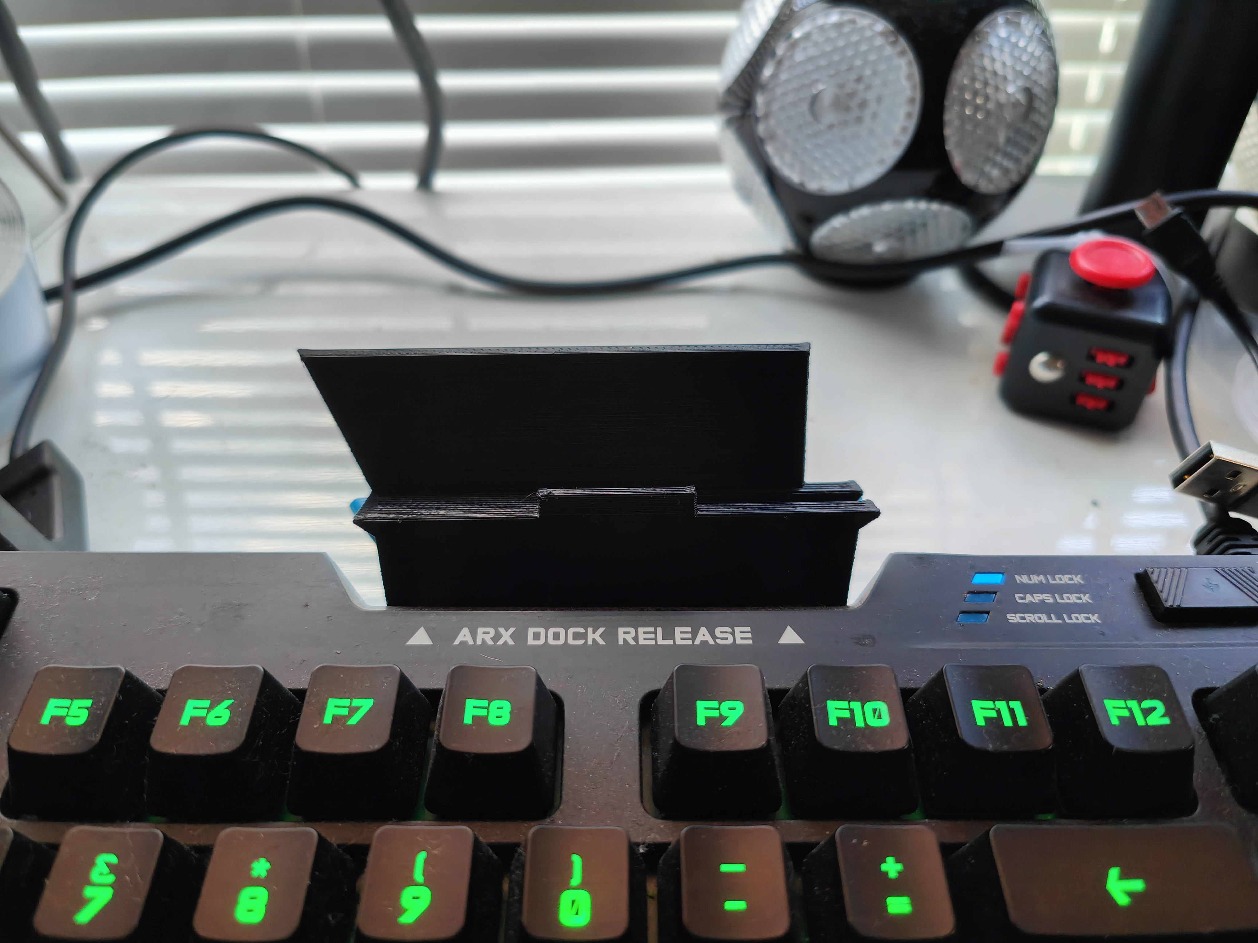 3D printed G910 Keyboard Phone Riser・Cults