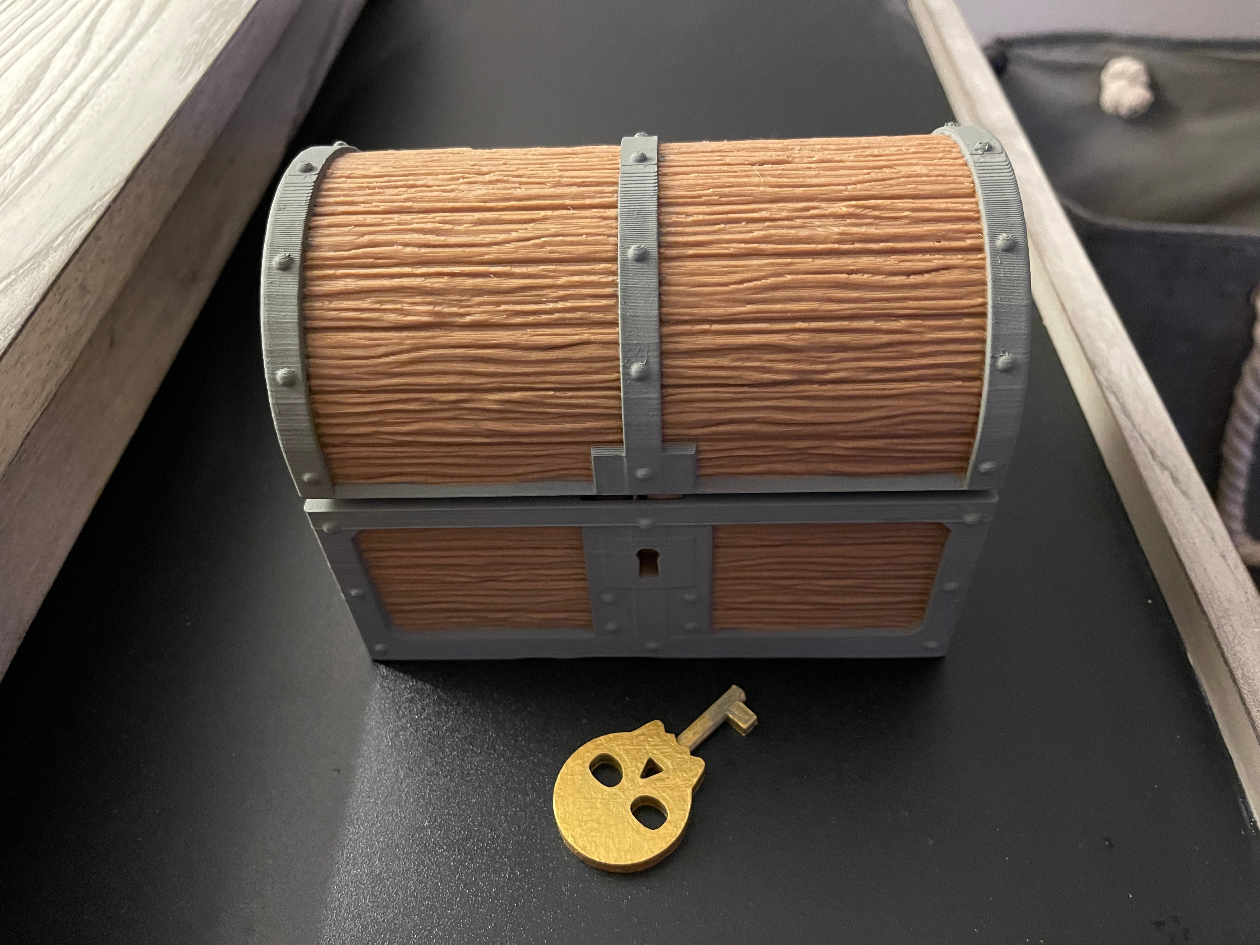 3D printed Hinged Chest with Working Lock and Wood Texture・Cults