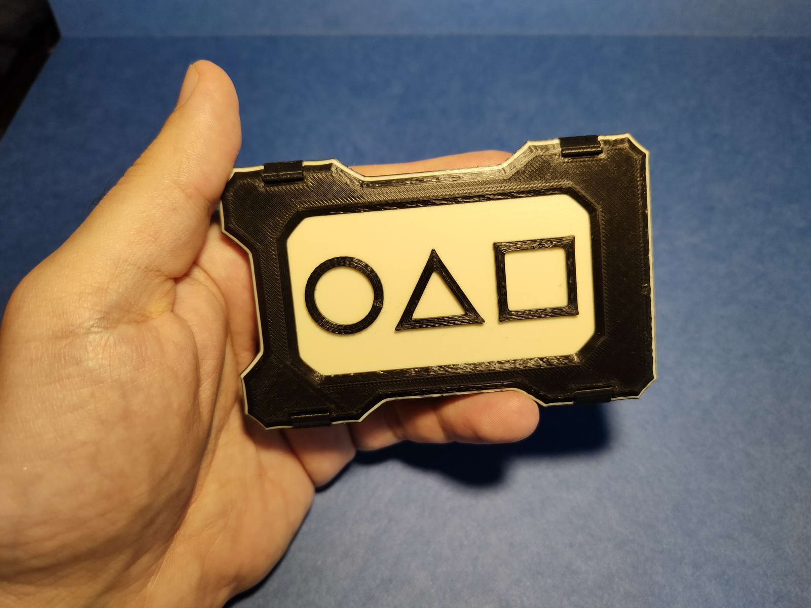 CARDHOLDER-WALLET (only back plate WITH LOGO Squid Game)Free STL File  for Cults