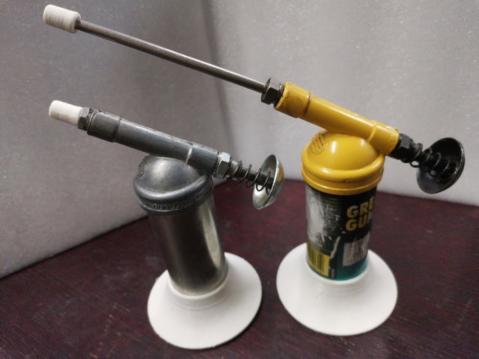 Free STL file DualCo Mini Grease Gun Stand and Cap 🔫 ・3D printer model