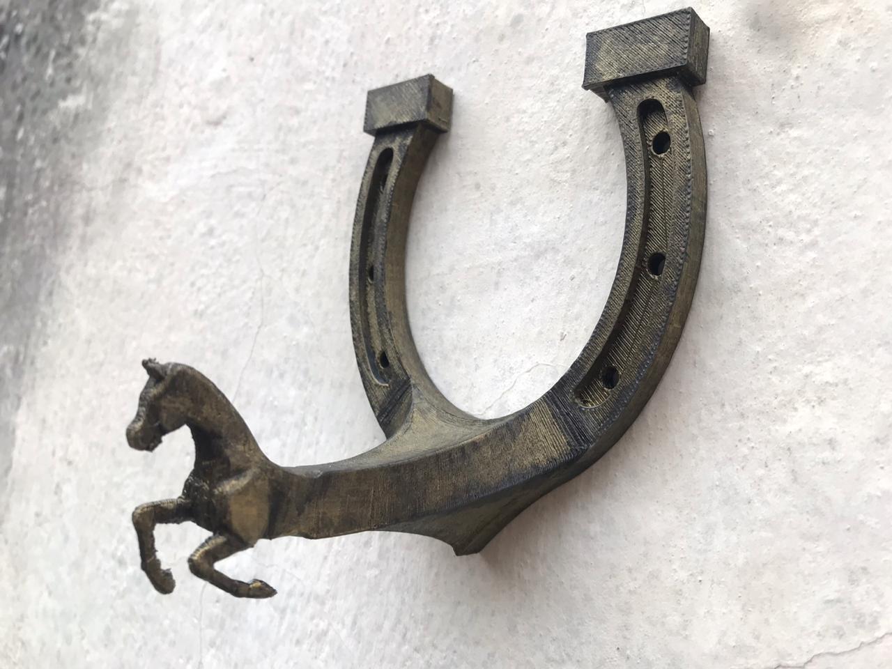 Sculpture Cheval au Trot en Fers à Cheval