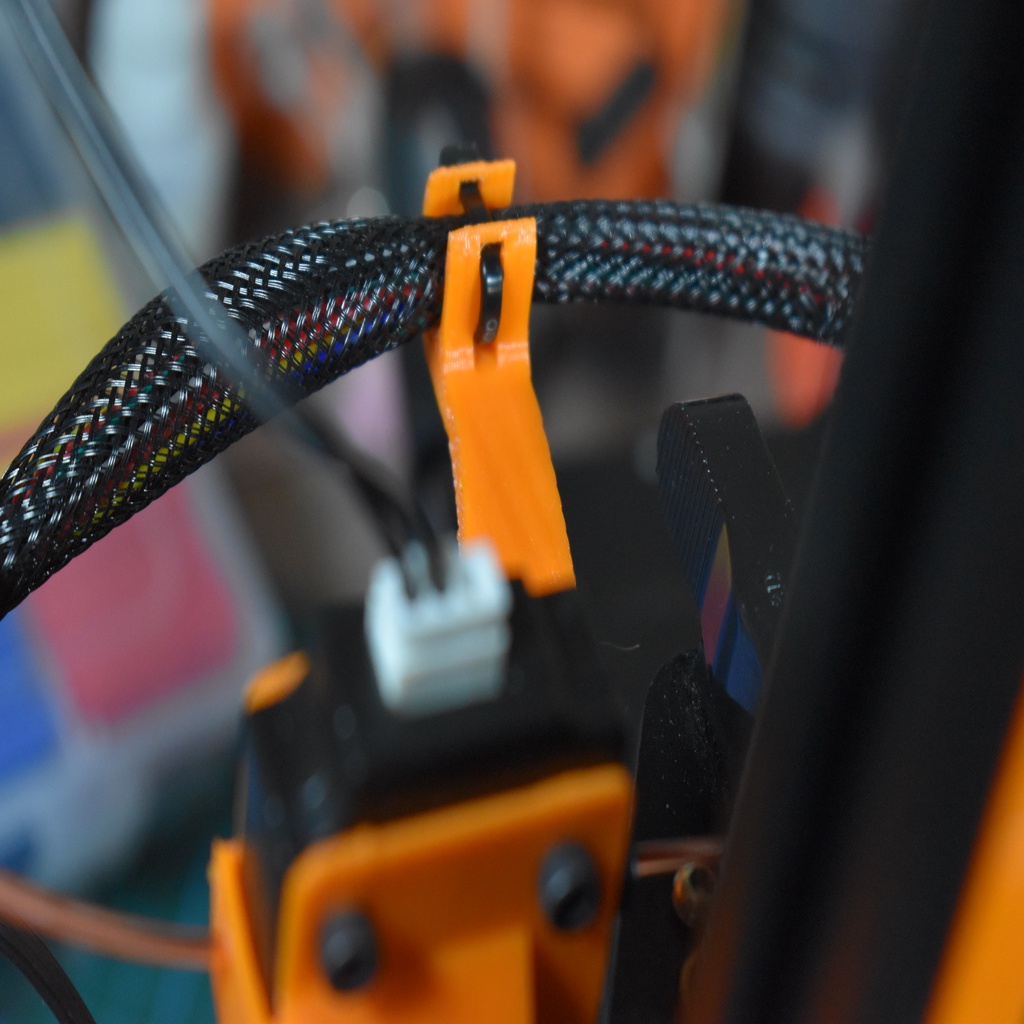 Бесплатный STL файл Ender 3 Датчик биения нити с кабельным управлением ...