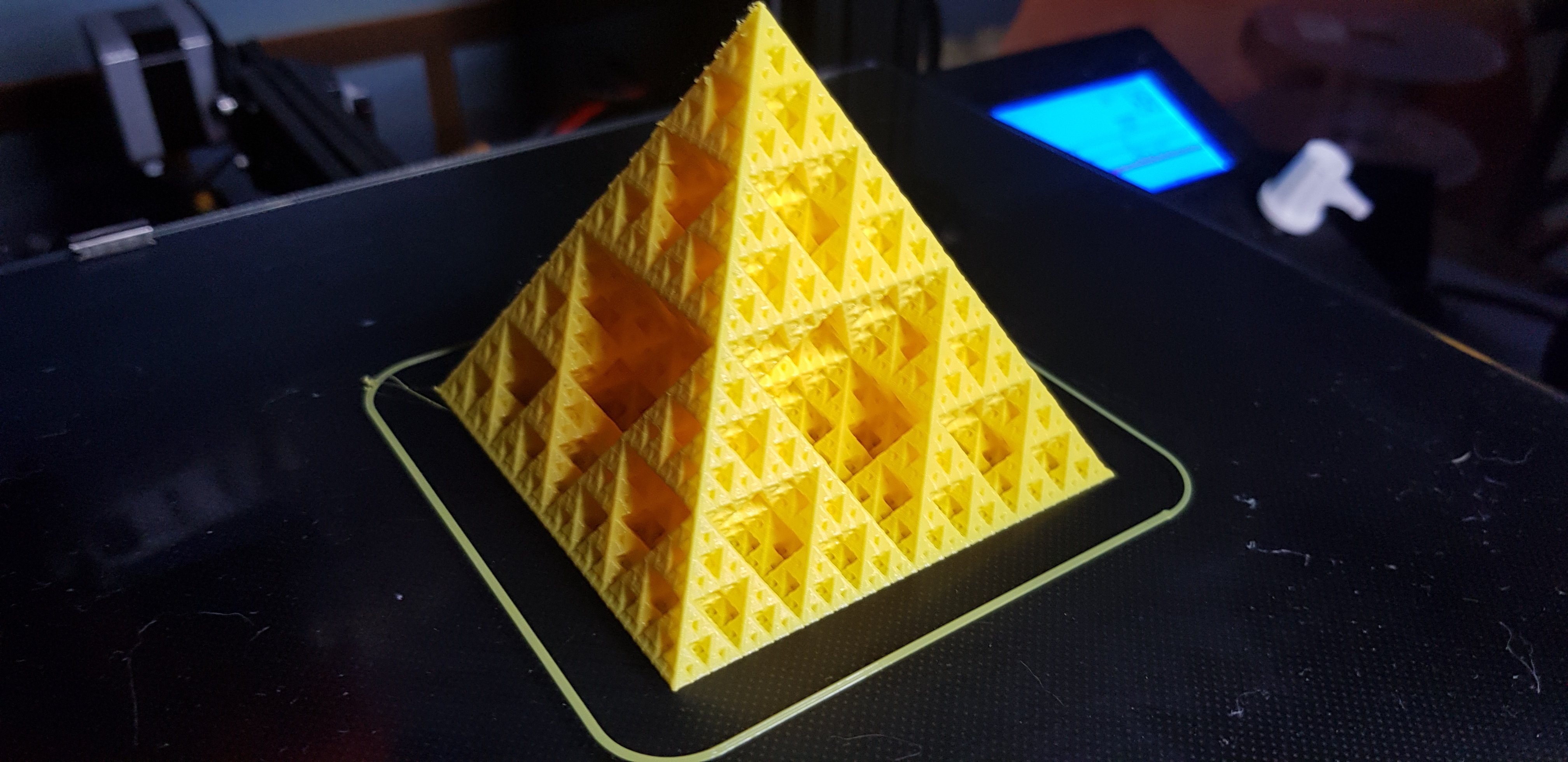 Triangular Pyramid Openscad 3D printable spiral vase Sierpinski pyramid (Openscad)・Cults