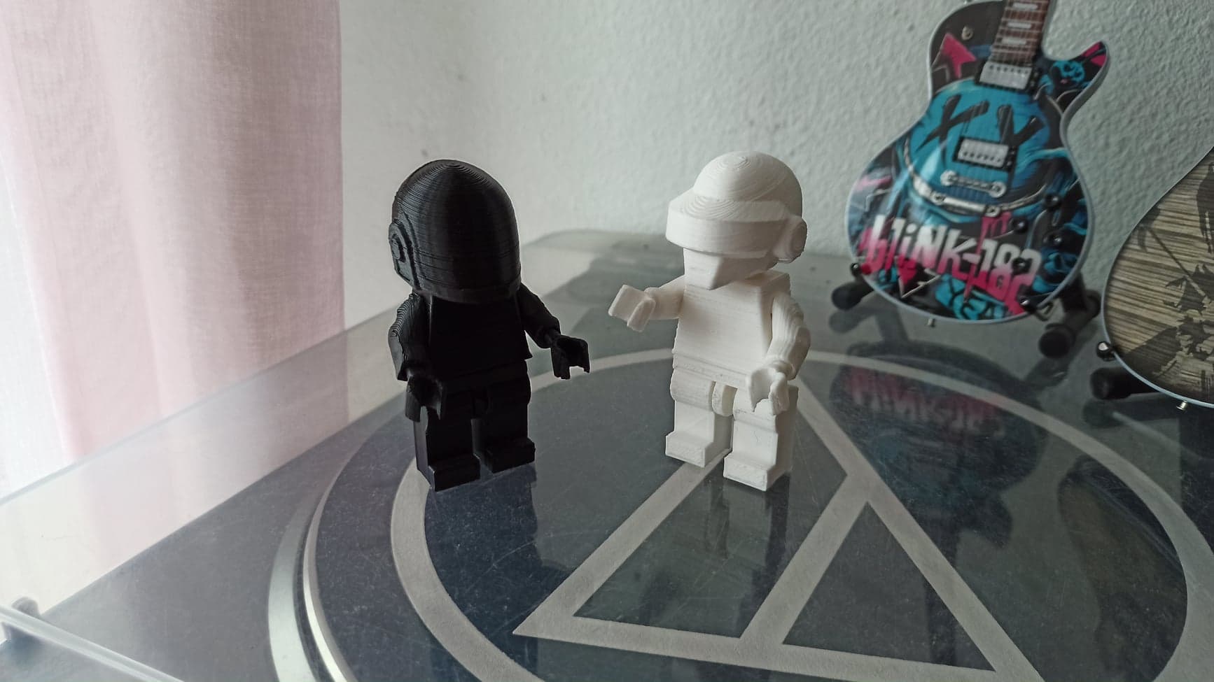 193568027_171574728231099_6594041609115390274_n.jpg Lego Daft Punk