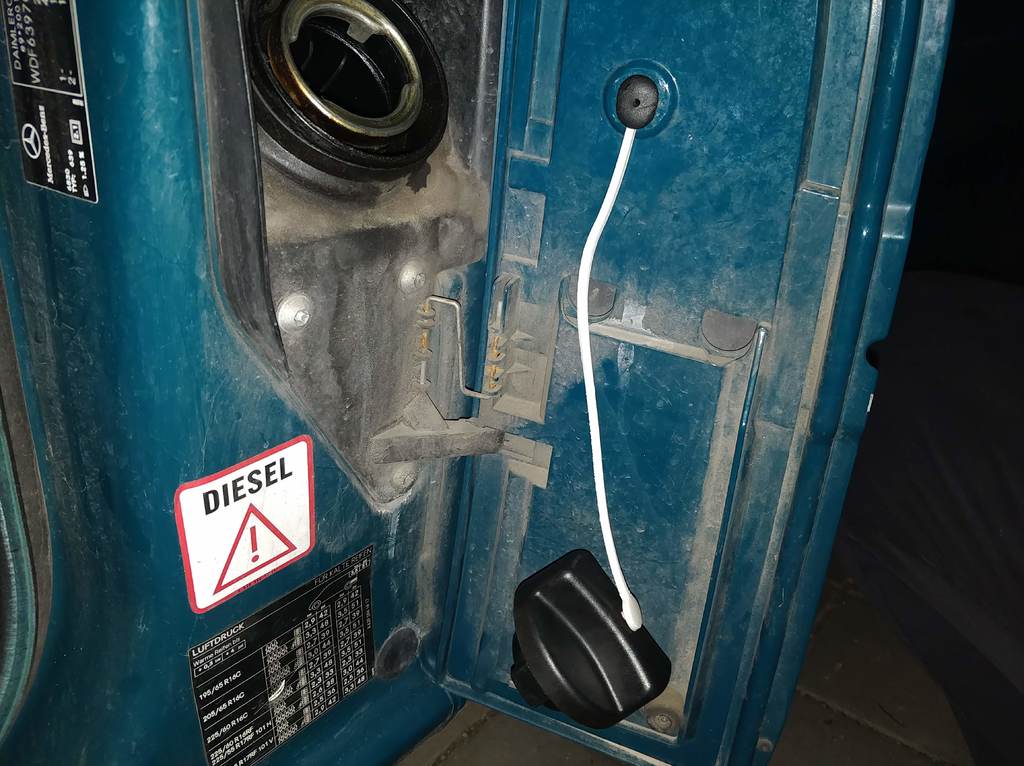 Free 3D file Mercedes Vito fuel cap tether 🚗・3D print design to