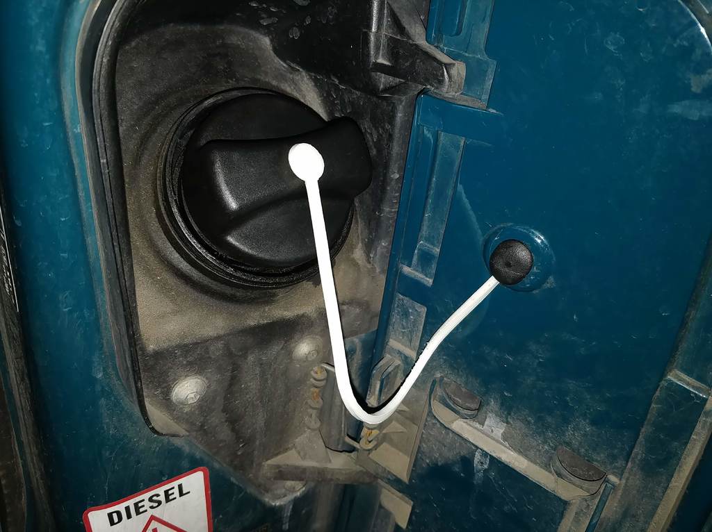 Free 3D file Mercedes Vito fuel cap tether 🚗・3D print design to