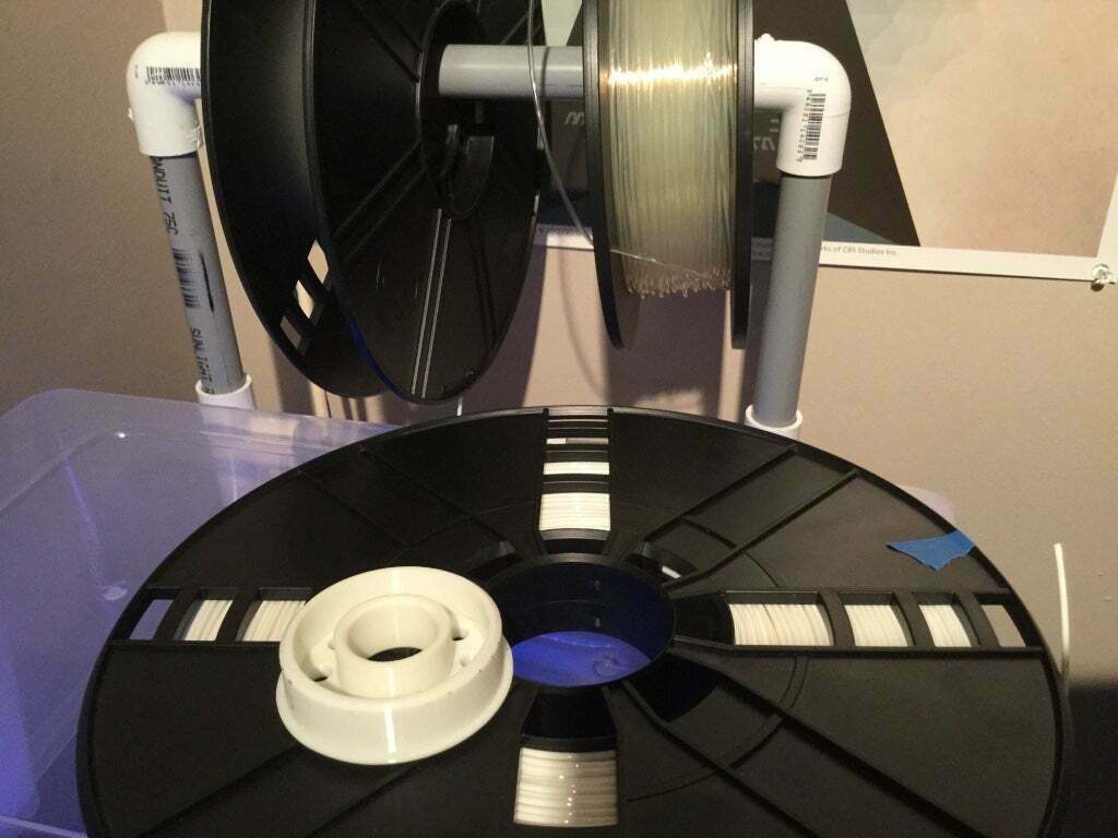 Free STL file Makerbot Filament Spool Hub for 1/2