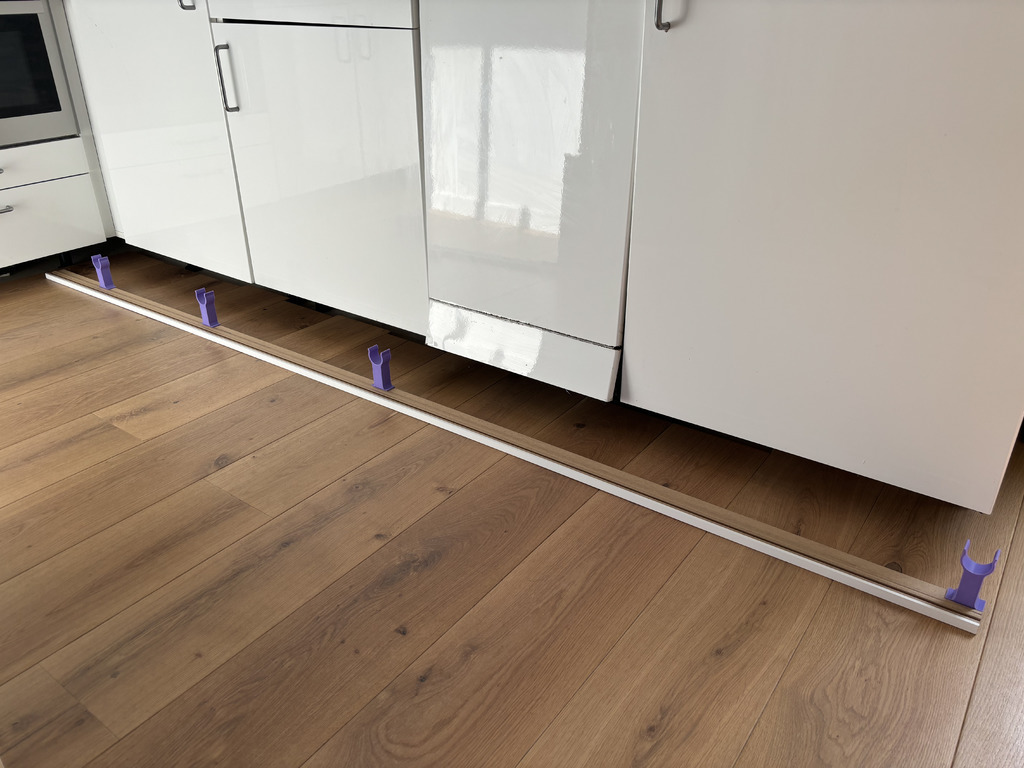 🧑‍🔧 baseboard clips for wall and furniture legs・Free 3D File for ・Cults