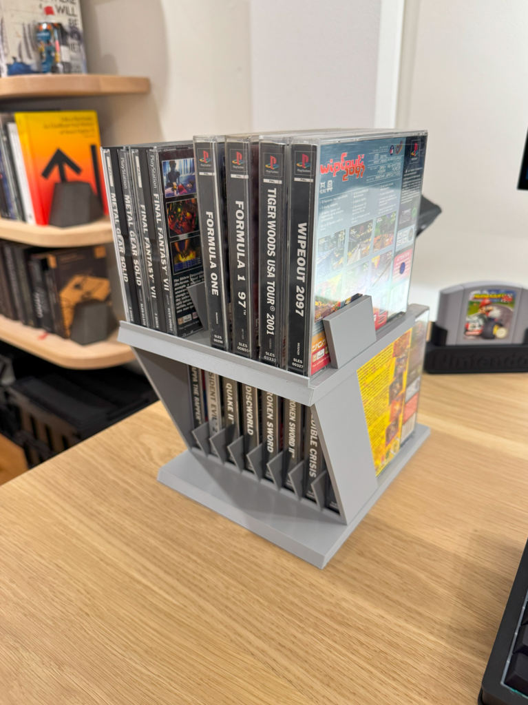Бесплатный 3D файл 2 tier PlayStation 1 (PS1) game case standing ...