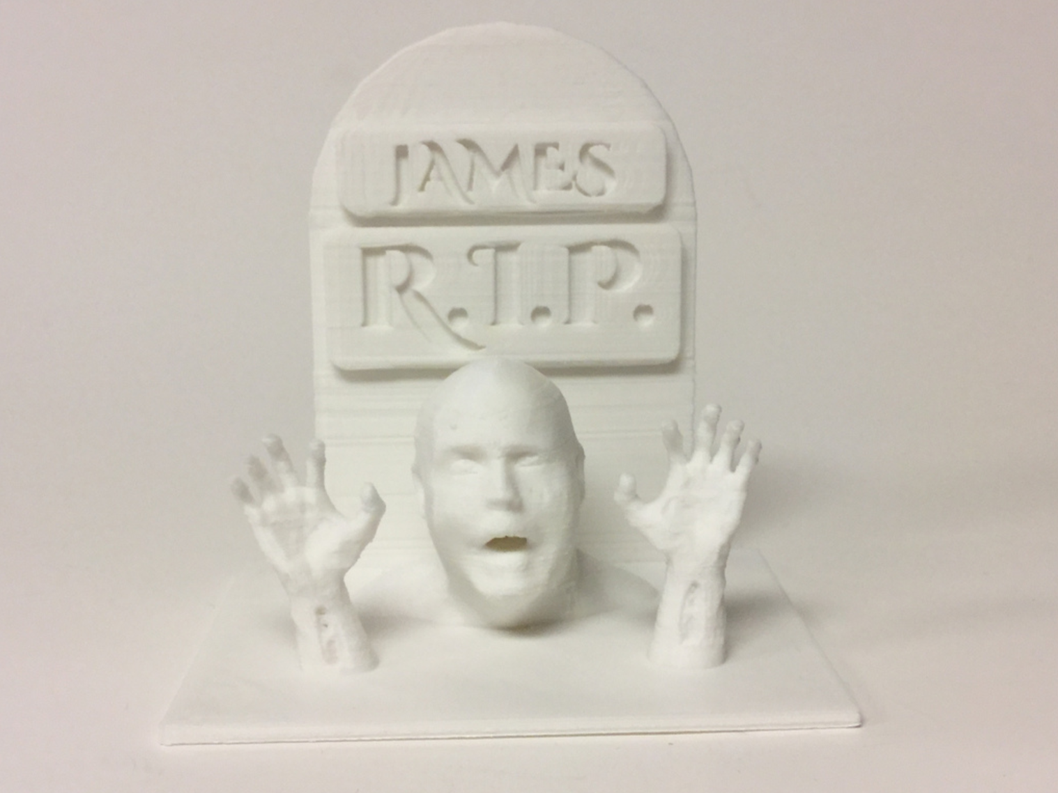 Capture d’écran 2017-09-21 à 12.52.37.png Walking Dead Grabstein mit Zombiehänden