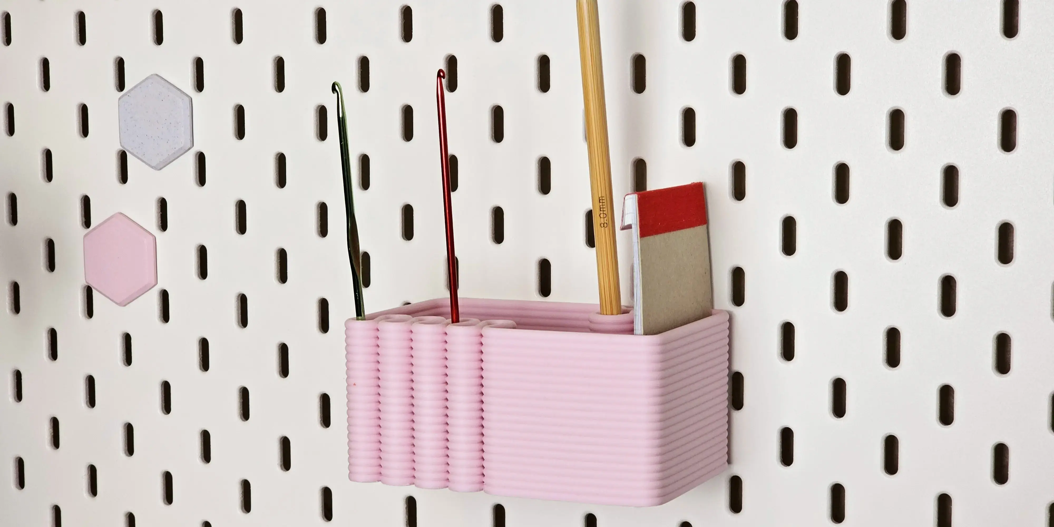 Descubra uma seleção de acessórios inteligentes impressos em 3D para melhorar, organizar e personalizar o seu quadro IKEA SKÄDIS.